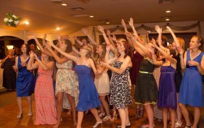 bridal-bouquet-toss-females