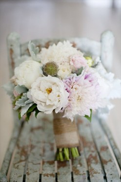 wedding-bouquet-ideas-stems-wrapped-in-burlap